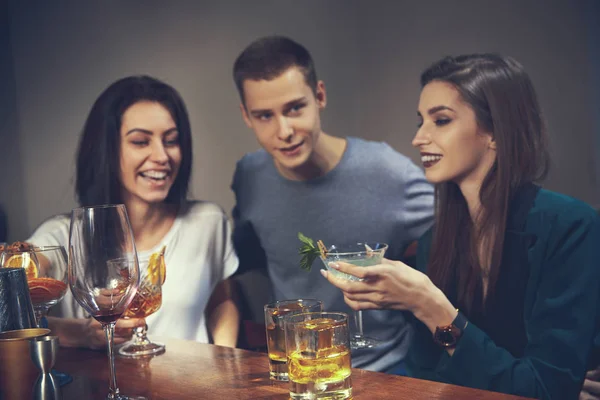 Foto de amigos alegres no bar comunicando uns com os outros — Fotografia de Stock