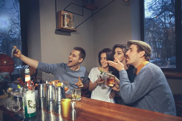 Foto di amici gioiosi nel bar che comunicano tra loro — Foto Stock