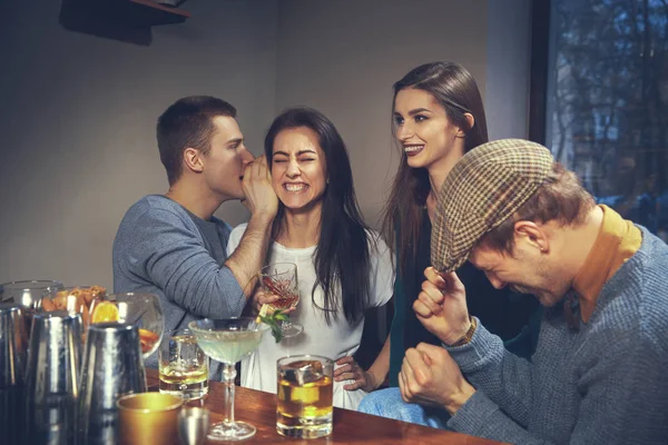 Photo d'amis joyeux au bar communiquant entre eux — Photo