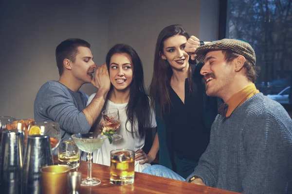 Foto de amigos alegres no bar comunicando uns com os outros — Fotografia de Stock