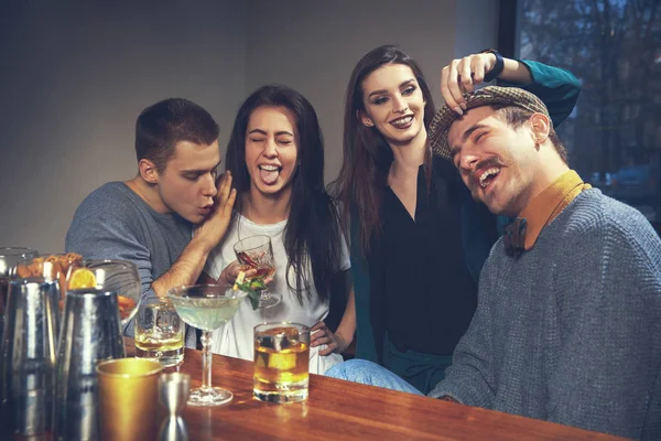 Foto de amigos alegres no bar comunicando uns com os outros — Fotografia de Stock