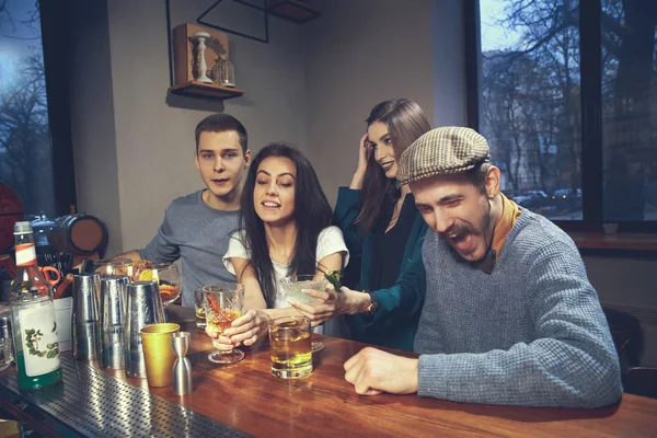 Foto di amici gioiosi nel bar che comunicano tra loro — Foto Stock
