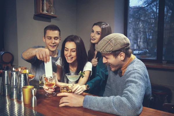 Foto fröhlicher Freunde in der Bar, die miteinander kommunizieren — Stockfoto