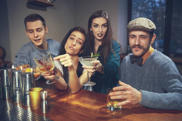 Foto di amici gioiosi nel bar che comunicano tra loro — Foto Stock