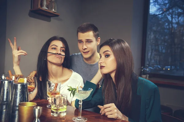 Foto de amigos alegres no bar comunicando uns com os outros — Fotografia de Stock