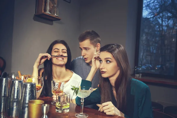 Foto van vrolijke vrienden in de bar met elkaar communiceren — Stockfoto