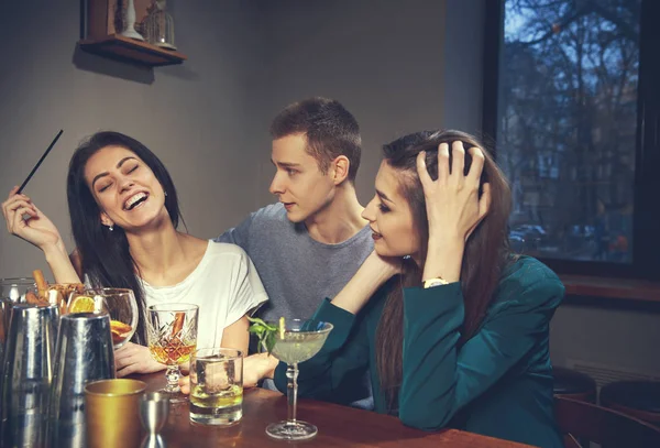 Foto de amigos alegres no bar comunicando uns com os outros — Fotografia de Stock