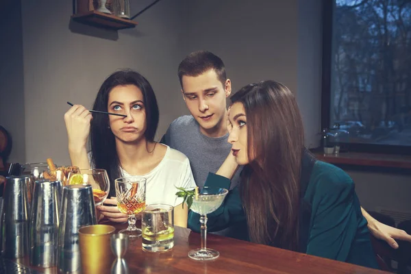 Foto di amici gioiosi nel bar che comunicano tra loro — Foto Stock