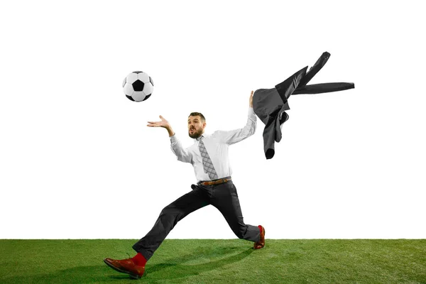 Colpo completo di un giovane uomo d'affari che gioca a calcio isolato su sfondo bianco — Foto Stock