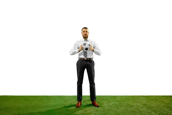 Täyspitkä laukaus nuori liikemies pelaa jalkapalloa eristetty valkoisella taustalla — kuvapankkivalokuva