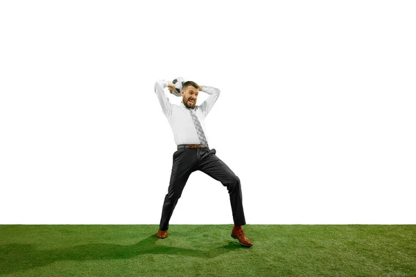 Πλήρες μήκος βολή του ένας νεαρός επιχειρηματίας που παίζει ποδόσφαιρο που απομονώνονται σε λευκό φόντο — Φωτογραφία Αρχείου