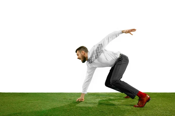 Повнометражний знімок молодого бізнесмена, який грає у футбол ізольовано на білому тлі — стокове фото