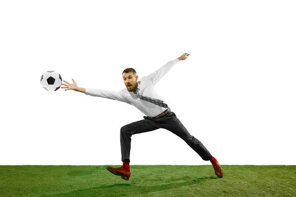 Plan complet d'un jeune homme d'affaires jouant au football isolé sur fond blanc — Photo