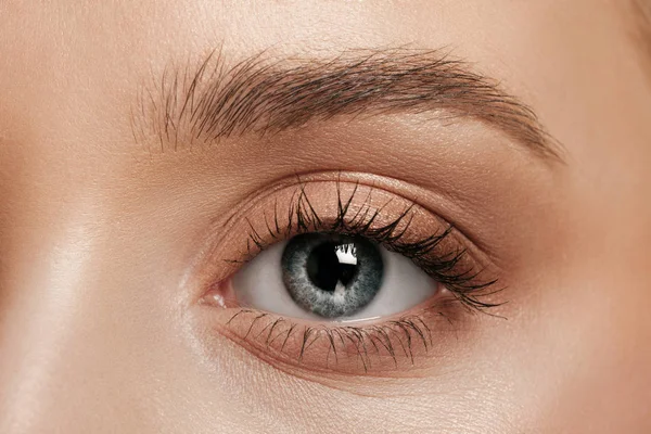 Die Nahaufnahme Auge in Auge mit jungen schönen kaukasischen Mädchen — Stockfoto