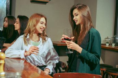 Bir içki olan arkadaşlar bar