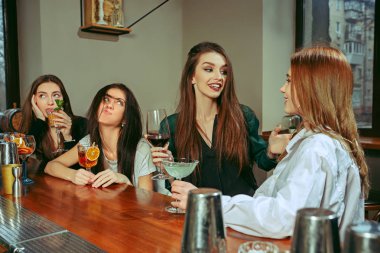 Bir içki olan arkadaşlar bar