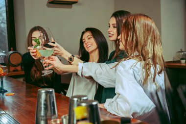 Bir içki olan arkadaşlar bar