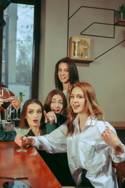 Bir içki olan arkadaşlar bar