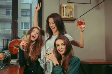 Bir içki olan arkadaşlar bar