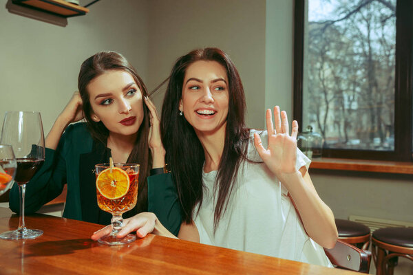 Друзья выпивают в баре
