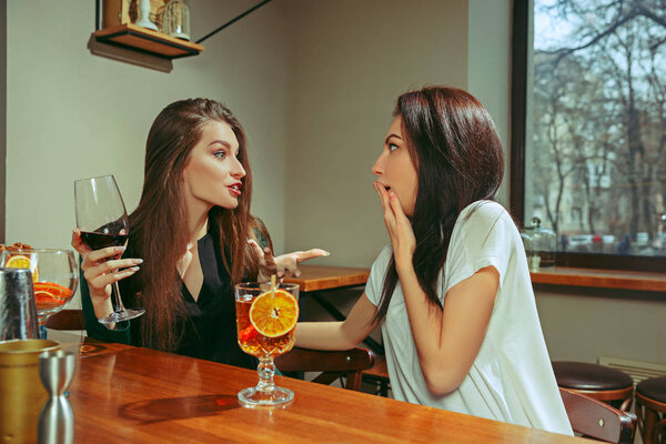 Друзья выпивают в баре
