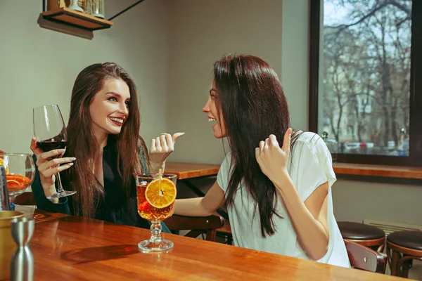 Amigos tomando una copa en el bar — Foto de Stock