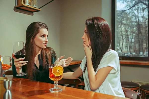 Amis prenant un verre au bar — Photo