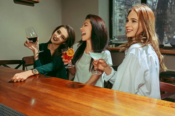 Друзі п'ють у барі — стокове фото