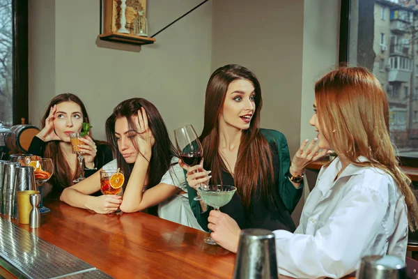 Vrienden met een drankje in bar — Stockfoto