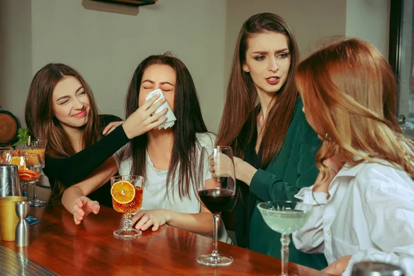 Amis prenant un verre au bar — Photo