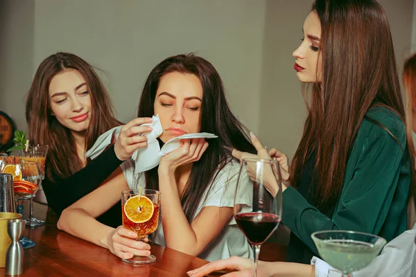 Amigos tomando uma bebida no bar — Fotografia de Stock