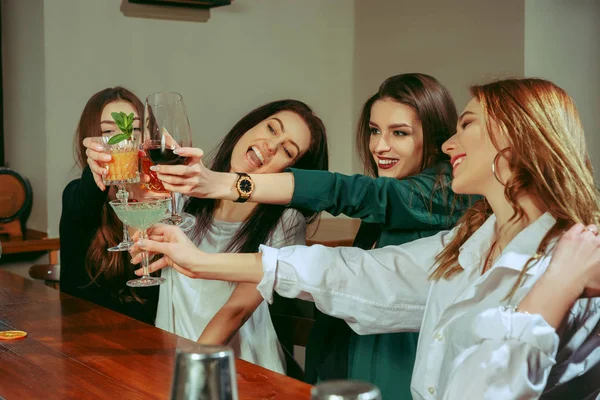 Amigos tomando uma bebida no bar — Fotografia de Stock