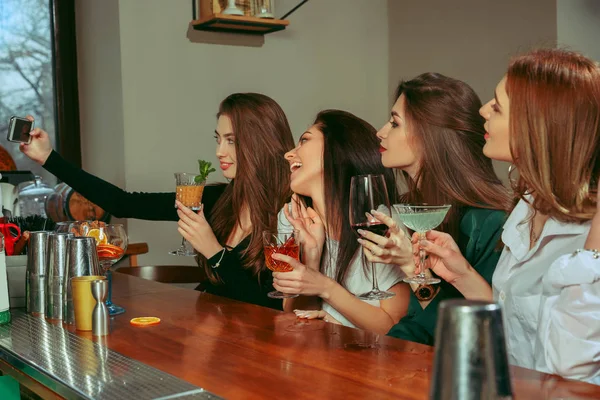 Друзья выпивают в баре — стоковое фото