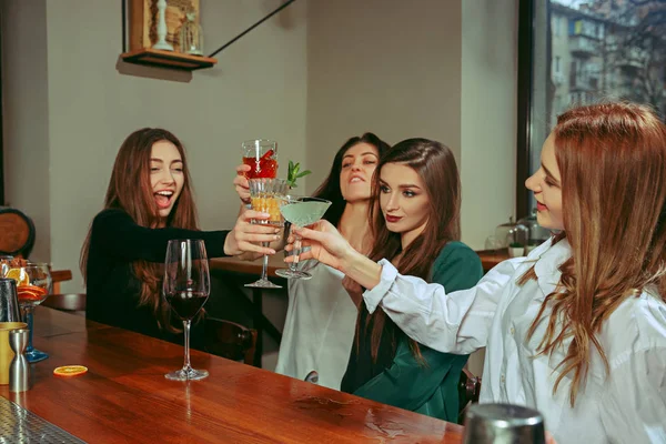 Друзі п'ють у барі — стокове фото