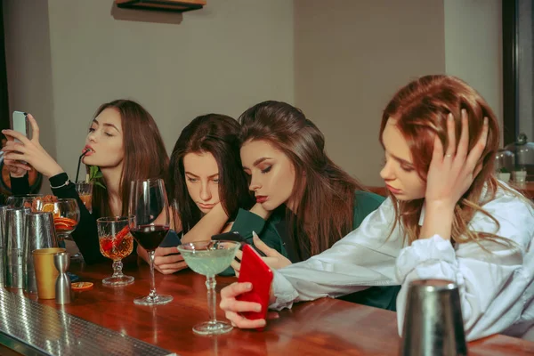 Vrienden met een drankje in bar — Stockfoto