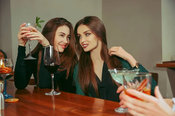 Amigos tomando uma bebida no bar — Fotografia de Stock