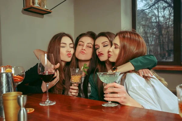 Друзья выпивают в баре — стоковое фото