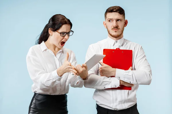 Femme d'affaires en colère et collègue dans le bureau . — Photo