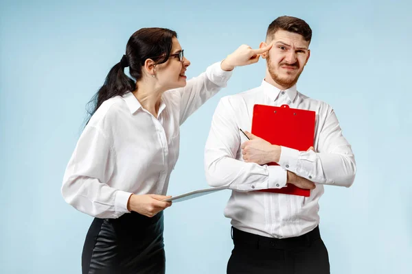 Mulher de negócios irritada e colega no escritório . — Fotografia de Stock