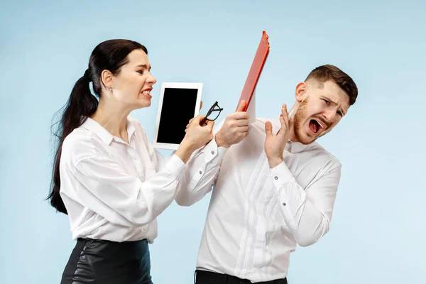 Wütende Geschäftsfrau und Kollegin im Büro. — Stockfoto