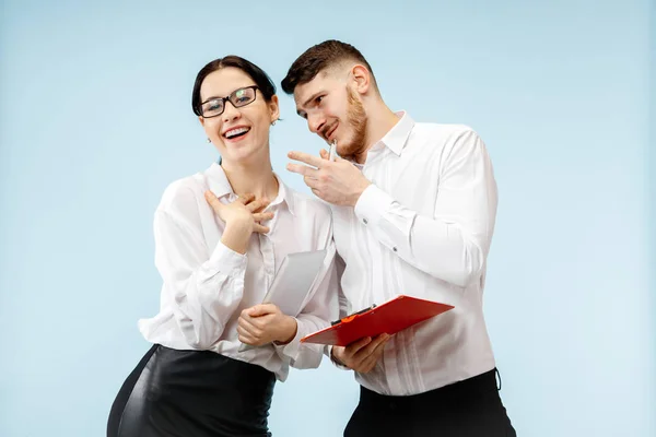 Concetto di partenariato nel mondo degli affari. Giovane uomo e donna in piedi in studio — Foto Stock