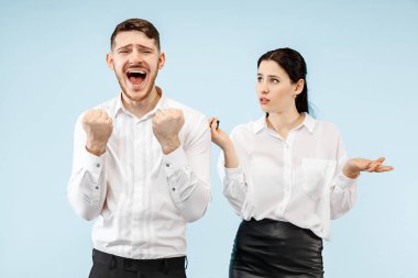 Heyecanlı genç çift kameraya bakarken inanılmaz bir satışla şaşkına döndü.