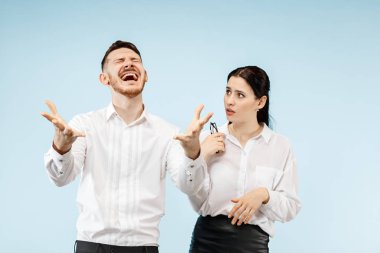 Heyecanlı genç çift kameraya bakarken inanılmaz bir satışla şaşkına döndü.