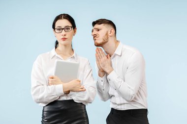 Öfkeli patron. Kadın ve ofis veya stüdyo daimi sekreteri. İşadamı meslektaşı için çığlık. Kadın ve erkek beyaz modelleri. Office ilişkiler kavramı, insan duyguları