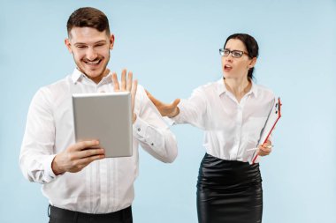 Heyecanlı genç çift kameraya bakarken inanılmaz bir satışla şaşkına döndü.