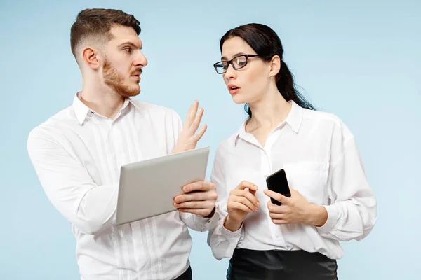 Concetto di partenariato nel mondo degli affari. Giovane uomo e donna emotivo in piedi in studio — Foto Stock