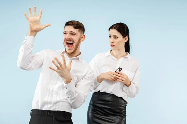 Opgewonden gelukkig jong paar kijken naar de camera met vreugde verbaasd door ongelooflijke grote verkoop — Stockfoto