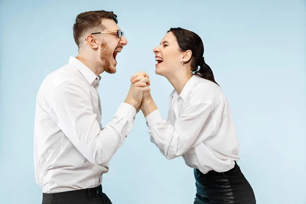 Emocionada joven pareja feliz mirando a la cámara con deleite sorprendido por increíble gran venta —  Fotos de Stock