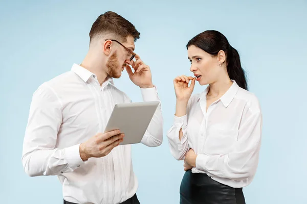 Concetto di partenariato nel mondo degli affari. Giovane uomo e donna emotivo in piedi in studio — Foto Stock