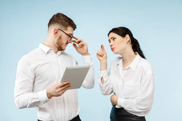 Concetto di partenariato nel mondo degli affari. Giovane uomo e donna emotivo in piedi in studio — Foto Stock